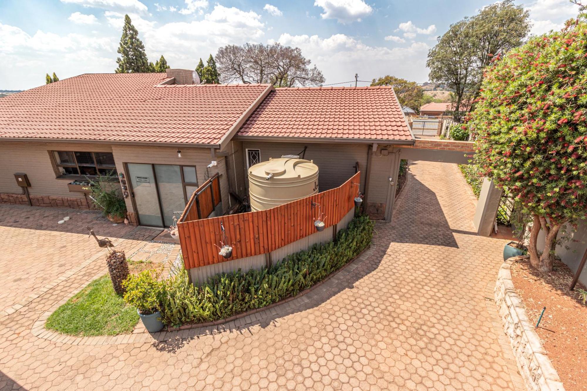 Gold Crest Guesthouse Roodepoort Dış mekan fotoğraf
